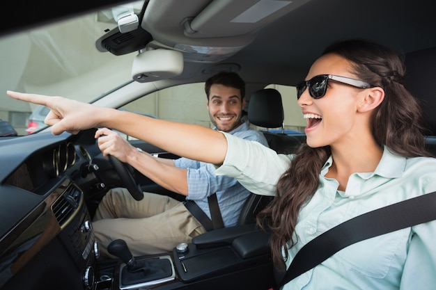 Jeune couple sur un road trip