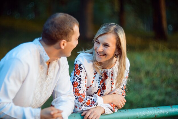 jeune couple romantique en costume national ukrainien