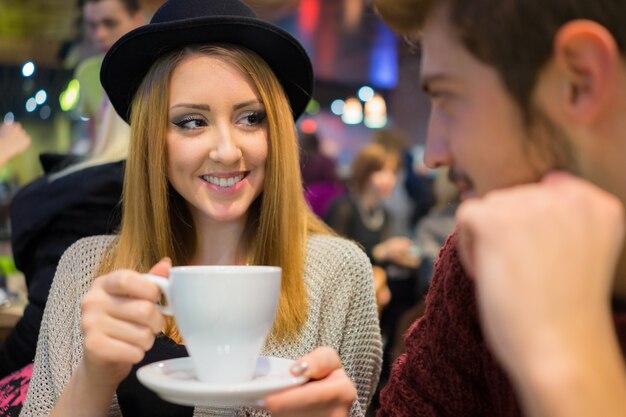 Jeune couple romantique dans le restaurant de nuit