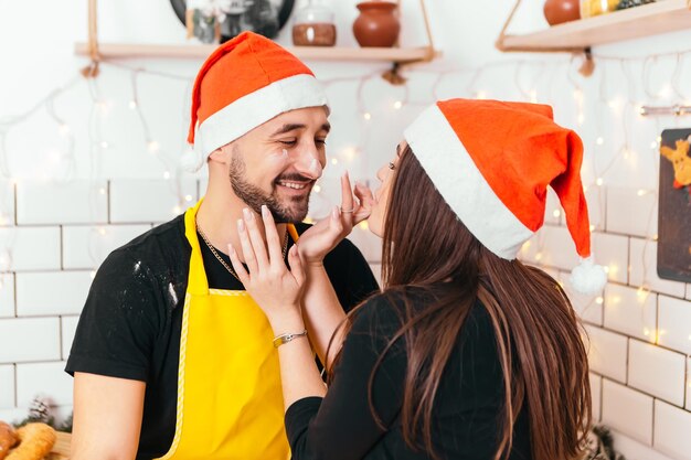 Jeune couple romantique debout sur la cuisine et s'amuser