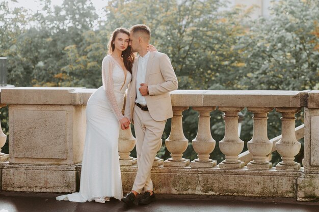 Jeune couple romantique debout devant la Tour Eiffel