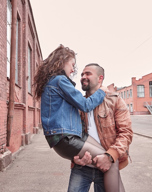 Jeune couple romantique debout sur la rue de la ville. histoire d'amour