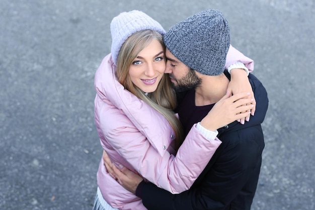 Jeune couple romantique étreignant à l'extérieur