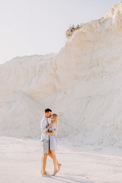 Jeune couple romantique à l'extérieur. Homme embrassant et embrassant la femme.