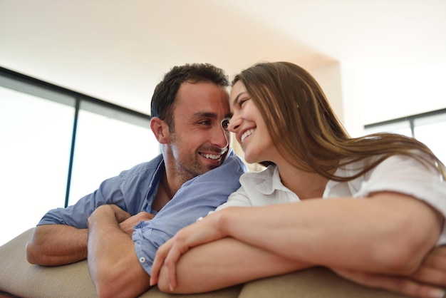 Un jeune couple romantique et heureux se détend dans une maison moderne à l'intérieur
