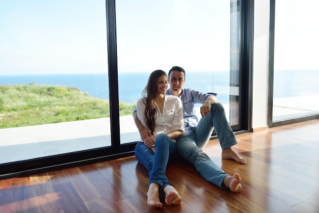 Un jeune couple romantique et heureux se détend dans une maison moderne à l'intérieur