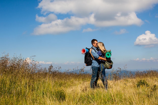 Jeune couple romantique lors d'un voyage dans les montagnes