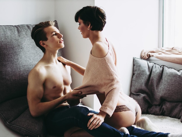 Photo un jeune couple romantique à la maison.