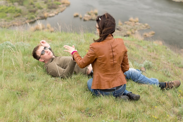 Photo jeune couple romantique reposant sur une herbe