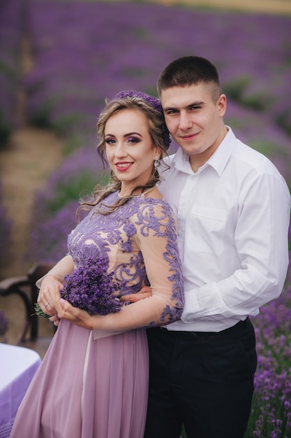 Jeune couple s'amusant dans un champ de lavande un jour d'été