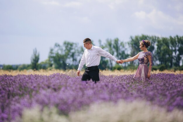 Jeune couple s'amusant dans un champ de lavande un jour d'été