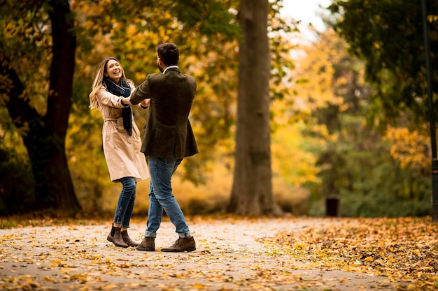 Jeune couple s'amusant dans le parc d'automne