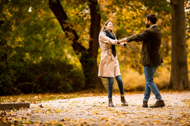 Jeune couple s'amusant dans le parc d'automne