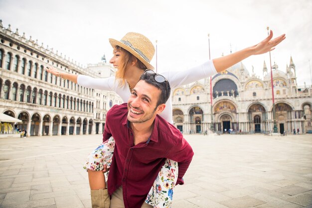 jeune couple s'amusant lors d'une visite à Venise - Touristes voyageant en Italie et visitant les monuments les plus importants de Venise - Concepts sur le style de vie, les voyages, le tourisme