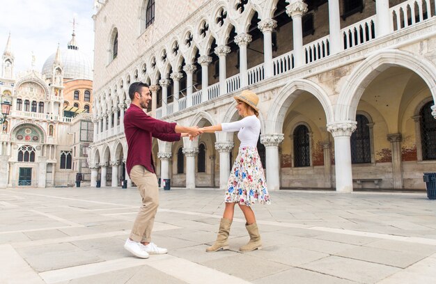 jeune couple s'amusant lors d'une visite à Venise - Touristes voyageant en Italie et visitant les monuments les plus importants de Venise - Concepts sur le style de vie, les voyages, le tourisme