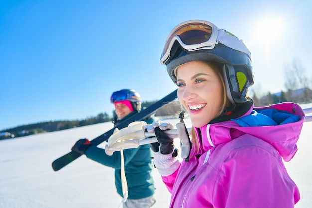 Jeune couple s'amusant en ski d'hiver. photo de haute qualité