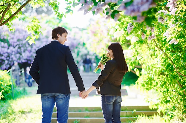 Jeune couple s'amusant