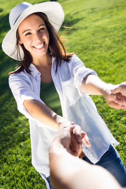 Jeune couple s&#39;amuser dans un parc