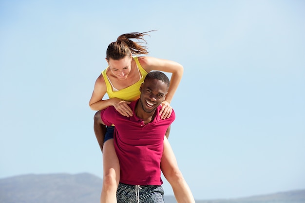 Photo jeune couple s'amuser sur la plage