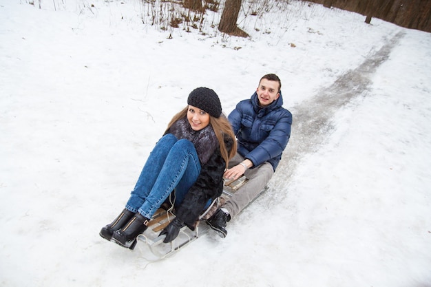 Jeune couple s&#39;amuser