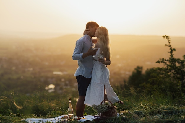 Jeune couple s'embrassant au pique-nique du week-end