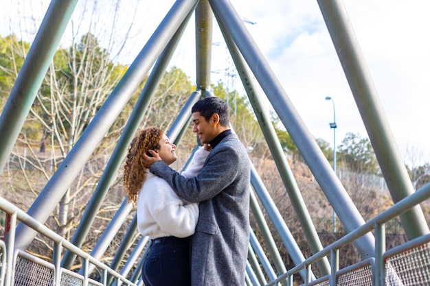 Jeune couple s'embrassant se regardant tendrement Jeune couple interracial se regardant