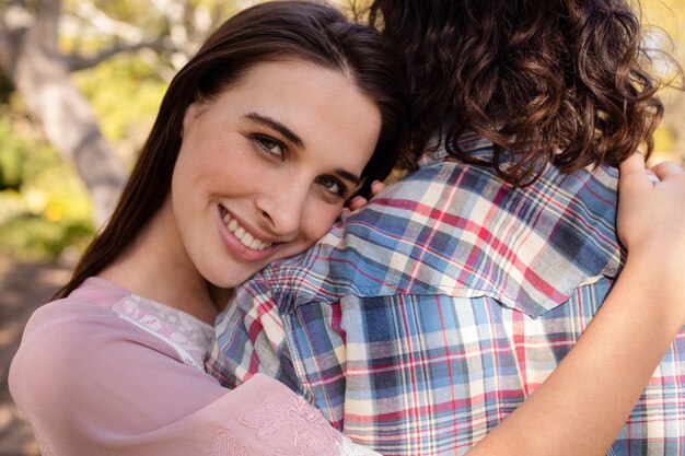 Jeune couple s'embrassant