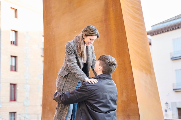 Un jeune couple s'embrasse dans la rue. Un couple célèbre la Saint-Valentin avec passion.