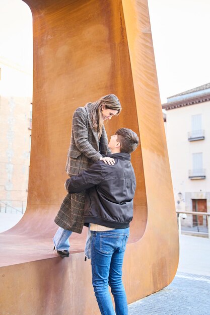 Un jeune couple s'embrasse et passe du temps ensemble. Romance en ville.