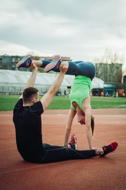 Photo un jeune couple s'entraîne sur une piste de sport