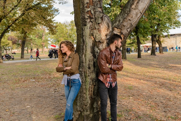 Jeune couple s&#39;ignorant dans le parc public