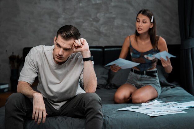 Photo un jeune couple s'inquiète pour la facture de la carte de crédit.