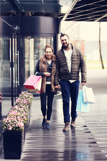 jeune couple avec des sacs à provisions dans la ville