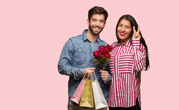 Jeune couple, saint valentin, amusement, heureux, geste victoire