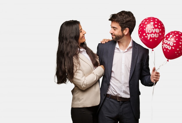 Jeune couple, saint valentin, côté, regarder, devant