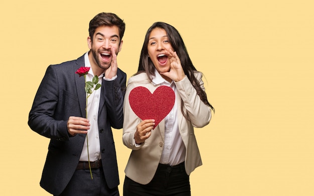 Jeune couple, saint valentin, crier, quelque chose, heureux, devant