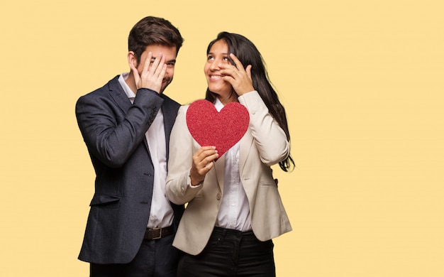 Jeune couple en Saint Valentin embarrassé et rire en même temps