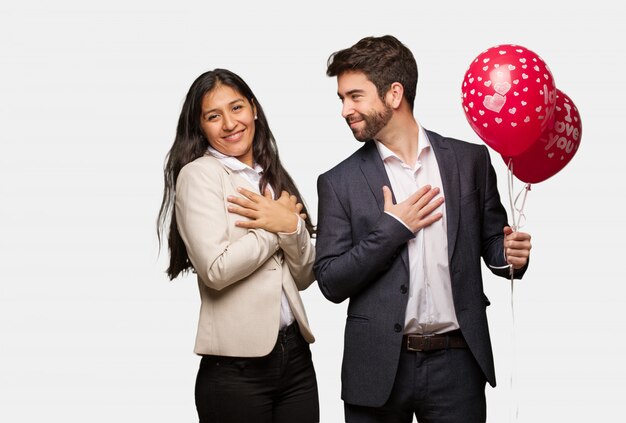 Jeune couple en Saint Valentin fait un geste romantique