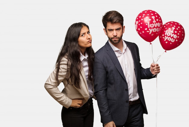 Jeune couple à la Saint Valentin gronder quelqu&#39;un très en colère