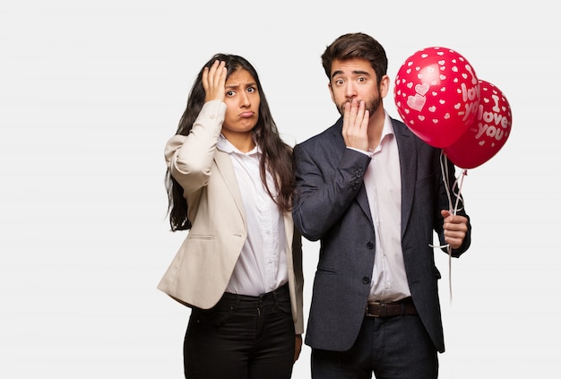 Photo jeune couple en saint valentin inquiet et débordé