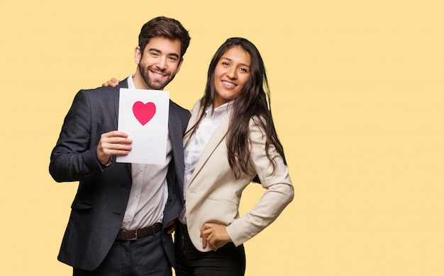 Jeune couple en Saint Valentin avec les mains sur les hanches