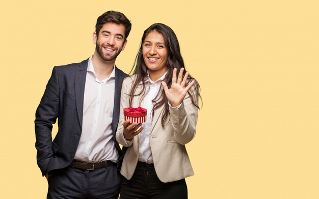 Jeune couple, saint valentin, montrer, numéro cinq