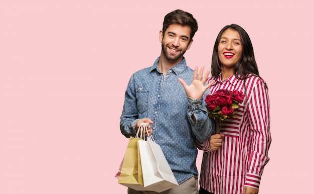 Jeune couple, saint valentin, montrer, numéro cinq