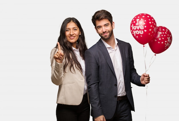 Jeune couple, saint valentin, montrer, numéro un