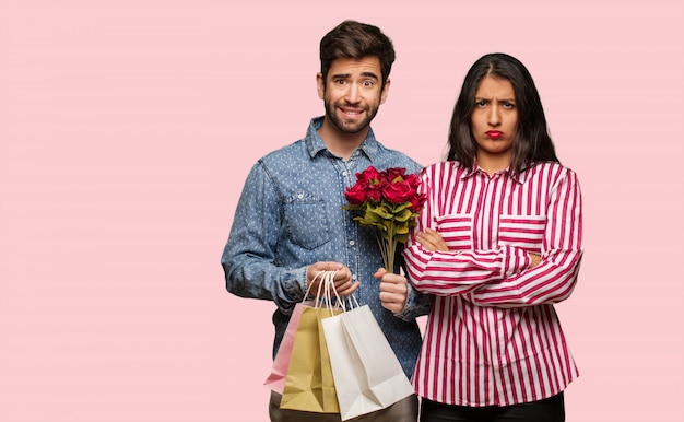 Jeune couple, saint valentin, traverser bras, détendu