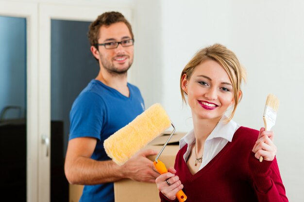 Jeune couple se déplaçant dans la nouvelle maison