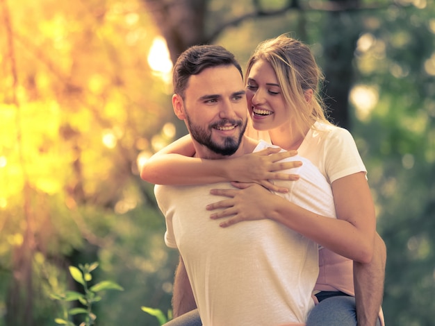 Jeune couple se détendre dans l&#39;amour de jardin