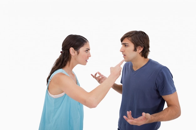 Jeune couple se disputer