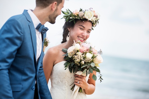 Jeune couple se marier à la plage