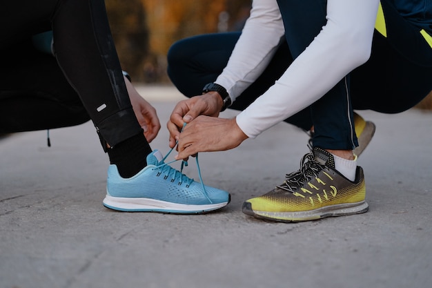 Photo jeune couple se prépare à courir